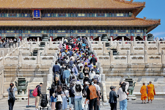 4月28日，北京故宫博物院游客众多，迎来客流高峰。