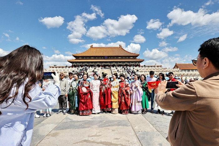 4月28日，北京，身着传统服饰的游客在故宫留影。