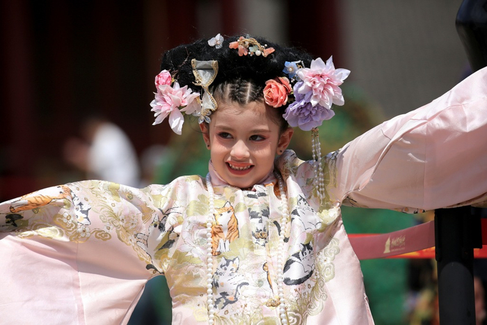 4月28日，沈阳，游客在沈阳故宫游览。