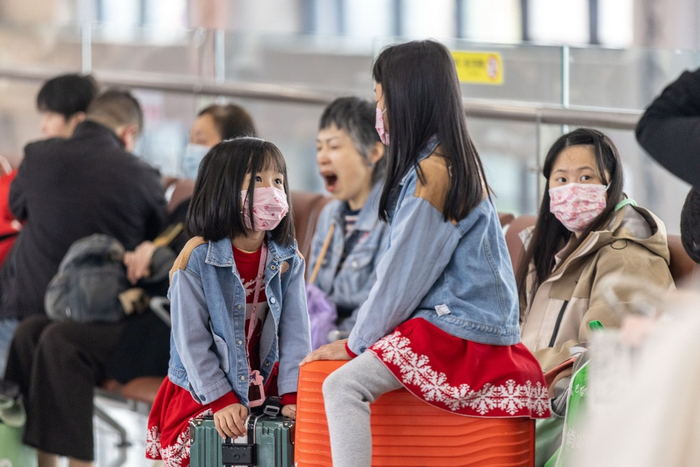 4月29日，在浙江省铁路湖州站候车大厅，小旅客在相互嬉闹。