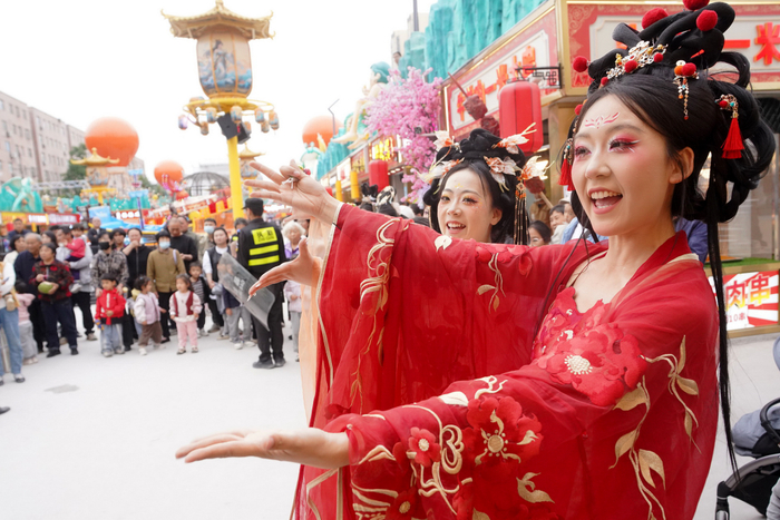 4月28日，郑州，万事大集试营业期间，吸引市民前来游玩。