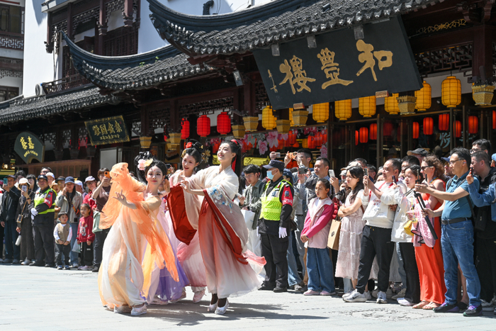 4月18日，上海豫园商城，十二花神群舞吸引众多市民游客。澎湃新闻记者 朱伟辉 图 