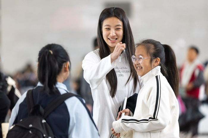 4月29日，在浙江铁路湖州站候车大厅，小旅客在相互嬉闹。