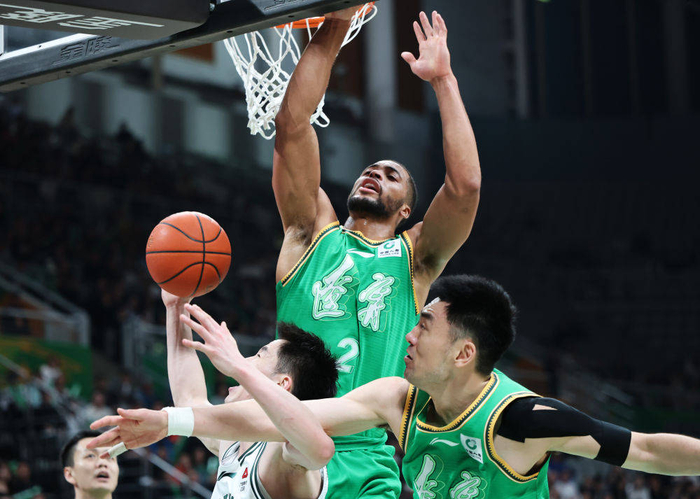 4月15日，辽宁队球员与南京队球员拼抢。新华社记者 李钢 摄