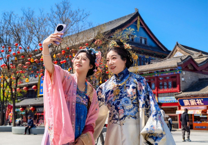 4月29日，呼和浩特市，游客在玉泉区塞上老街旅游休闲街区旅拍游玩。