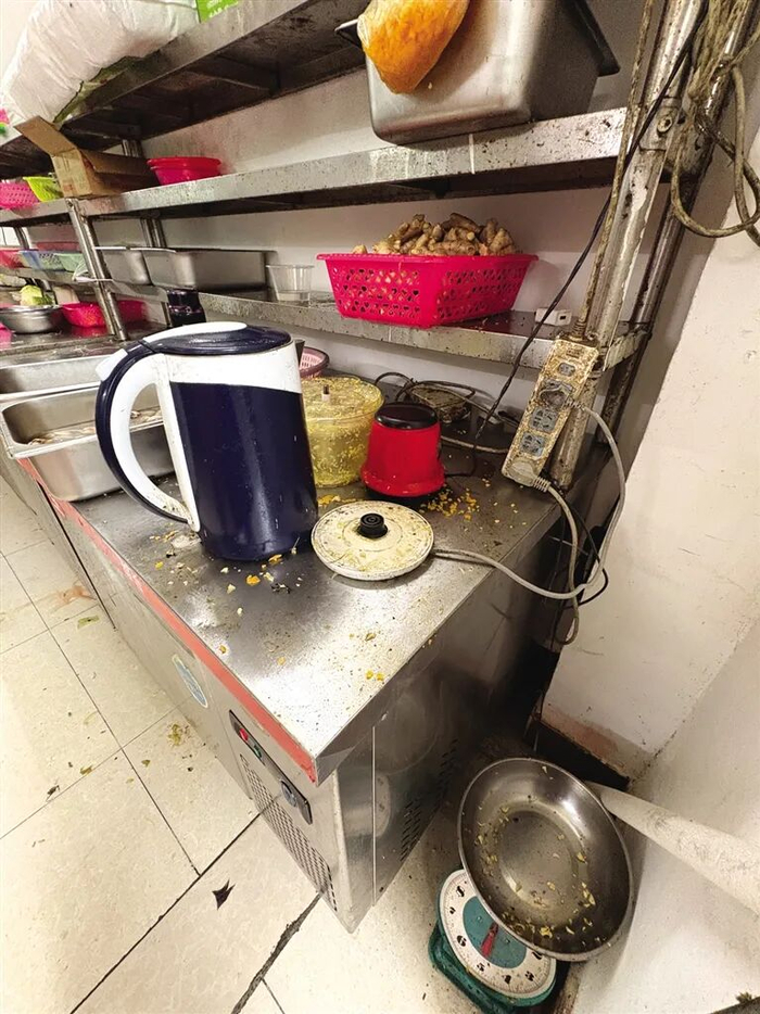 出餐店铺卫生有待改善。