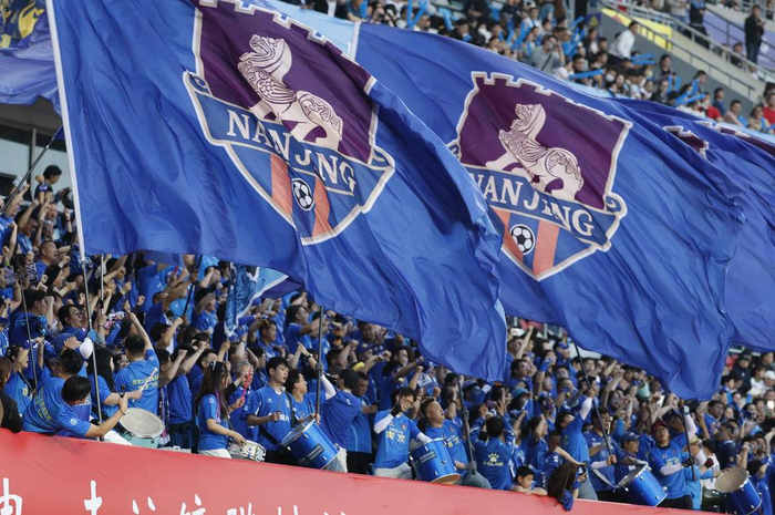 南京球迷摇旗呐喊。
