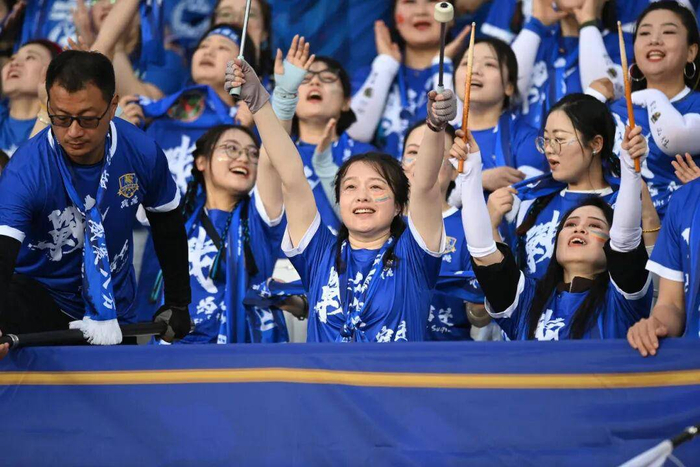 4月18日宿迁赛场球迷欢呼。