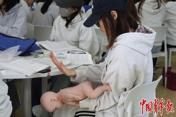 成都师范学院婴幼儿发展与健康管理专业的课堂上，一名学生正在使用模型练习海姆立克急救法。汪烨/摄