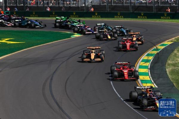 ↑车手在比赛中。新华社发（钱俊摄）