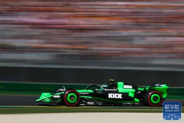 ↑索伯车队中国车手周冠宇在比赛中，他最终获得第15名。新华社发（钱俊摄）