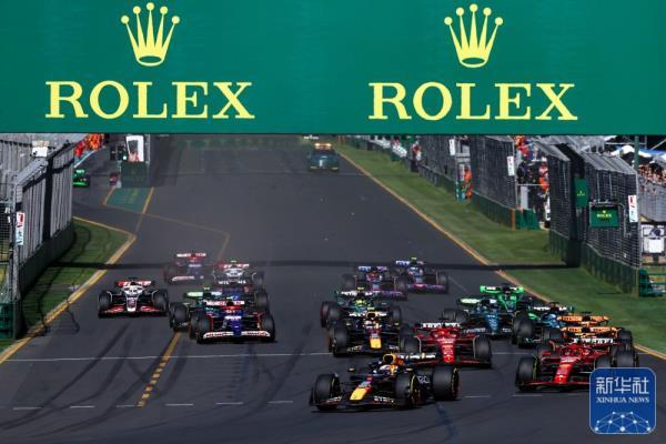 ↑车手在比赛中。新华社发（钱俊摄）