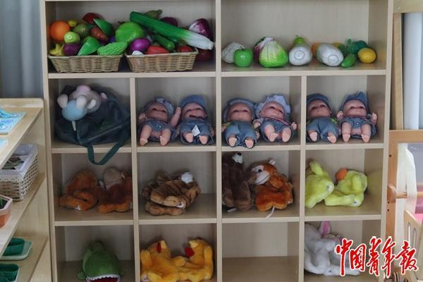 成都师范学院婴幼儿发展与健康管理专业实训室一角的各类器材。黄晓颖/摄