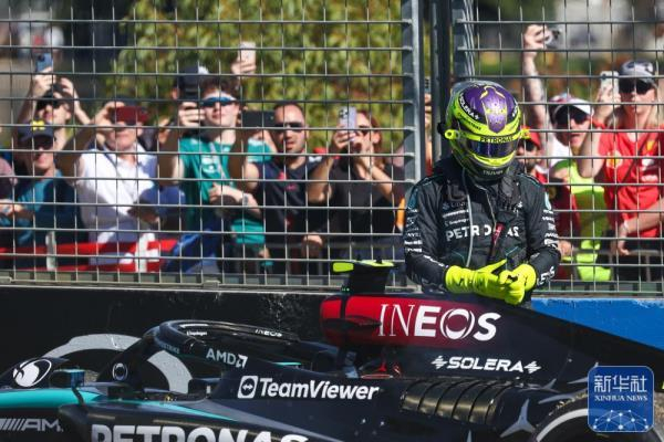 ↑梅赛德斯车队英国车手汉密尔顿在退赛后。新华社发（钱俊摄）