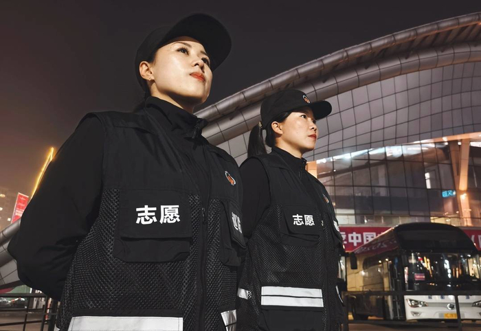 富顺志愿者守护比赛现场