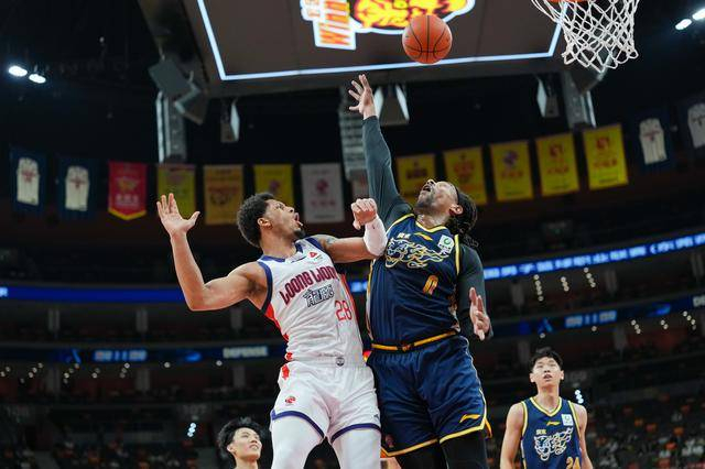 ↑ 广东东阳光队球员萨林杰（右二）在比赛中防守广州朗肽海本队球员威金顿（左二）的传球。 新华社记者 吴鲁 摄