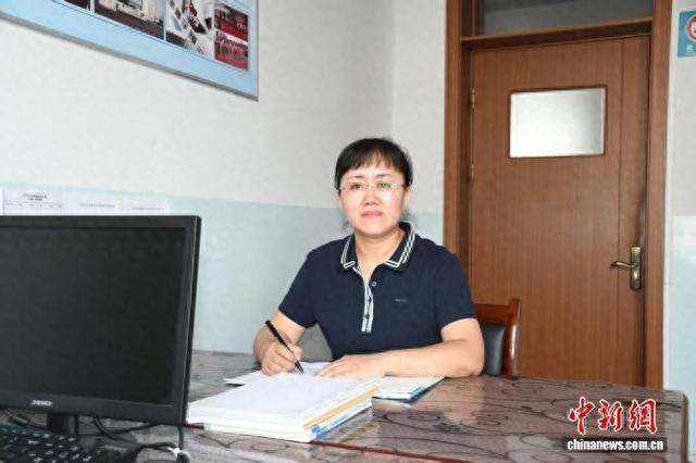 资料图。图为高桂梅正在回复学生的“心情周记”。 托克托县高级职业中学供图