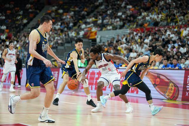 ↑ 广州朗肽海本队球员伯顿（右二）在比赛中运球。 新华社记者 吴鲁 摄