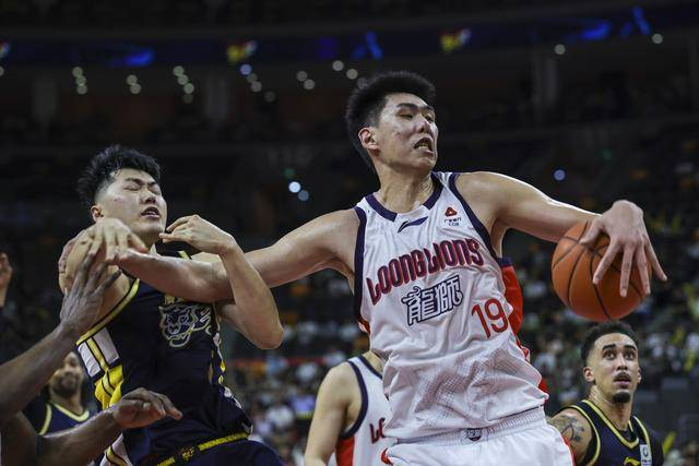 ↑ 广州朗肽海本队球员徐昕（右）在比赛中争抢篮板球。 新华社发（郑家雄摄）