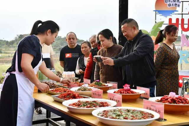 各种味道的小龙虾吸引游客（中江融媒供图）