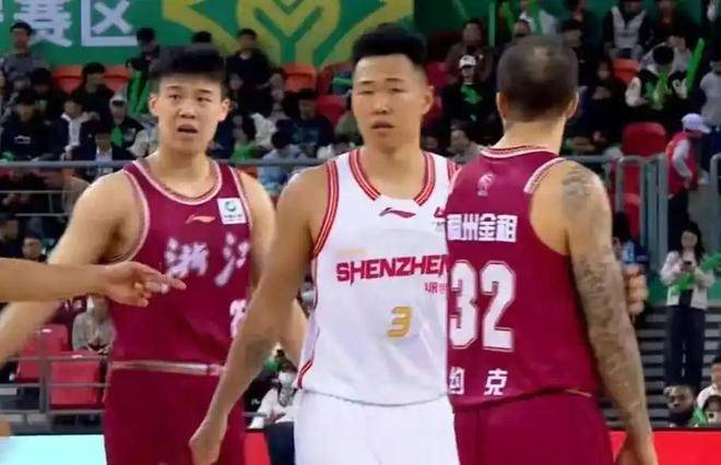 浙江男篮在这场比赛中完成了一次超级逆转。第四节他们打出了33-10的惊人比分，彻底将深圳队的小伙子们打懵了。浙江队新签的几位外援表现不错，虽然没有超级突出，但攻防两端都比较平衡，而且很快融入了球队。尤其是兰多夫，他在场上表现得尤为抢眼，24分钟内就砍下了25分5篮板2助攻，成为浙江完成逆转的关键人物。值得注意的是，浙江本赛季备受关注的新秀李悦洲本场比赛并未上场，显示出即使他在青年联赛中表现抢眼，进入CBA后仍然需要一些时间去适应更高水平的比赛节奏和强度。