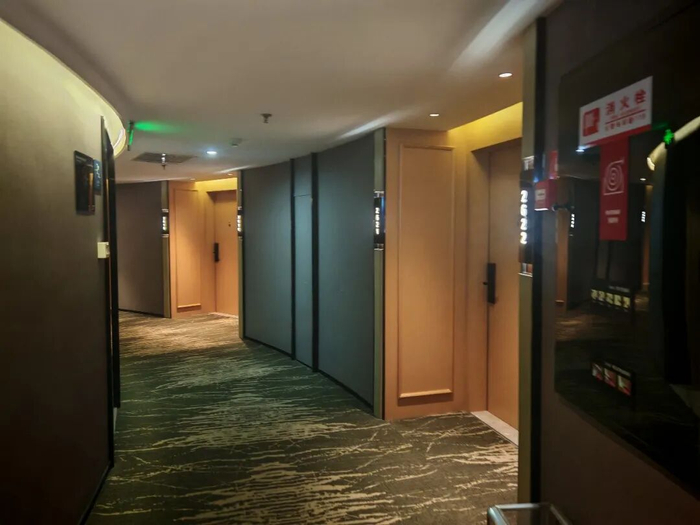 位于成都市青羊区新华大道文武路42号26层E号的地址，实为一家酒店。 摄影：赵孟