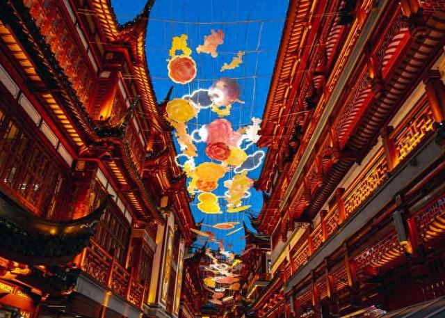 古朴豫园与花花搭配正合适。上海豫园供图