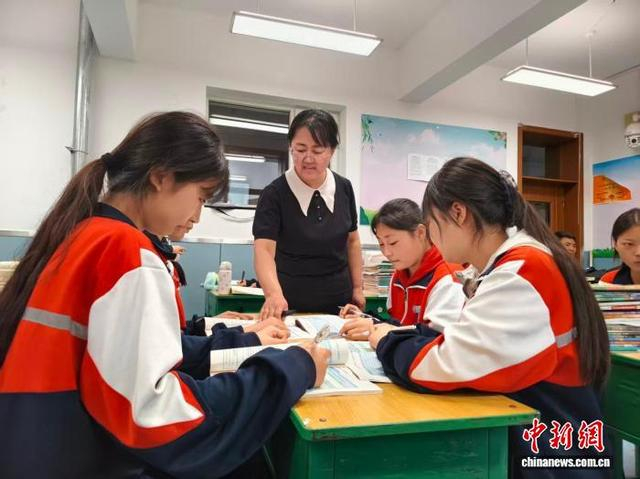 资料图。图为高桂梅与学生耐心交流。 托克托县高级职业中学供图