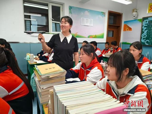 资料图。图为高桂梅正在上思政课。 托克托县高级职业中学供图