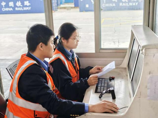 一线青年员工坚守岗位。上海铁路闵行站供图