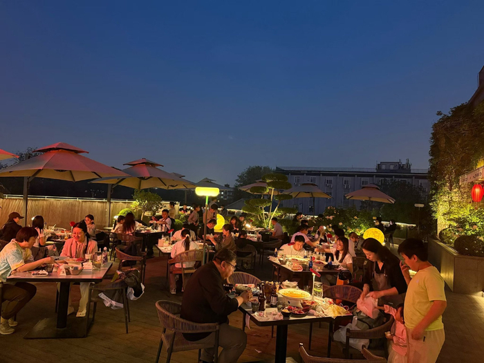 露台经济、夜宵模式……北京餐饮“夜经济”升温明显。受访者供图