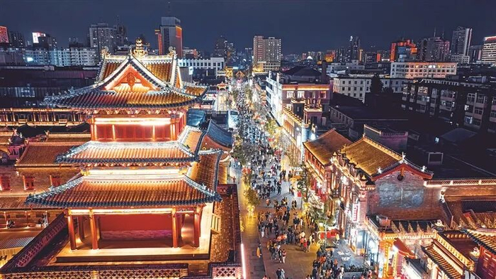 钟楼街夜景，让人流连忘返。（资料图）