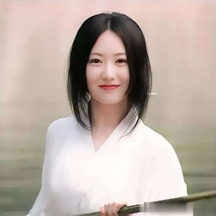  与白冰的重新崛起不同，前夫丁一则逐渐从大众视野中淡出。如今的丁一已不再从事模特事业，转型为演员却并未获得认可，他的社交平台也大多充斥着健身和旅游的照片，和当年热度高涨的状态截然不同。相比之下，白冰在经历了婚姻的波折后，并没有沉浸在悲伤中，而是凭借着努力和坚持，成功平衡了家庭与事业，成为了女儿坚实的后盾，也活出了独立、自信、清醒的女性形象。如今的她，39岁，依旧从容不迫、淡定自若，事业有成，家庭幸福。虽然那段失败的婚姻曾让她受过伤，但她将这些经历转化为成长的动力，使她变得更加坚韧和耀眼。未来的白冰，必定会在演艺事业的道路上继续发光发热，也会和女儿一起创造更加精彩的人生。