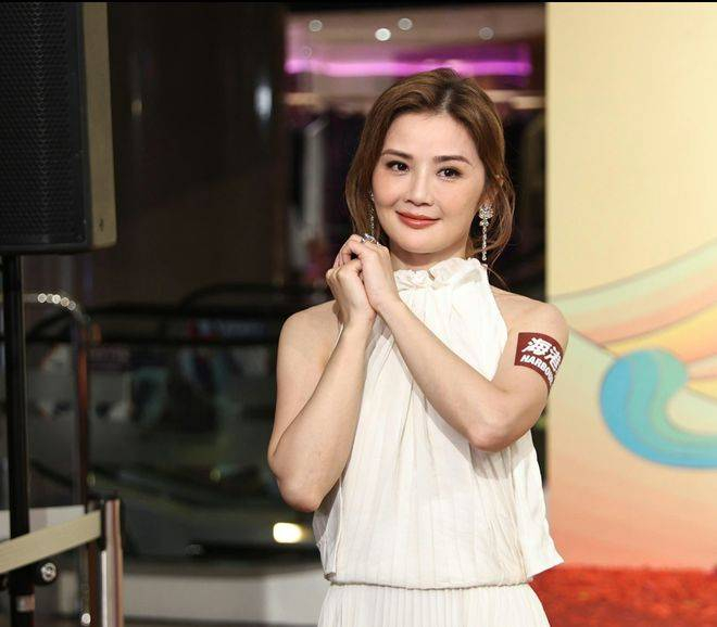  这段恋情，虽然是公开的，但阿 Sa的态度一直非常低调。她似乎在用一种非常自然、真诚的方式去面对自己的爱情，不急不躁，也不刻意去追求外界的评价。对于她来说，重要的并不是外界的看法，而是和林俊贤之间那份稳固而美好的情感。