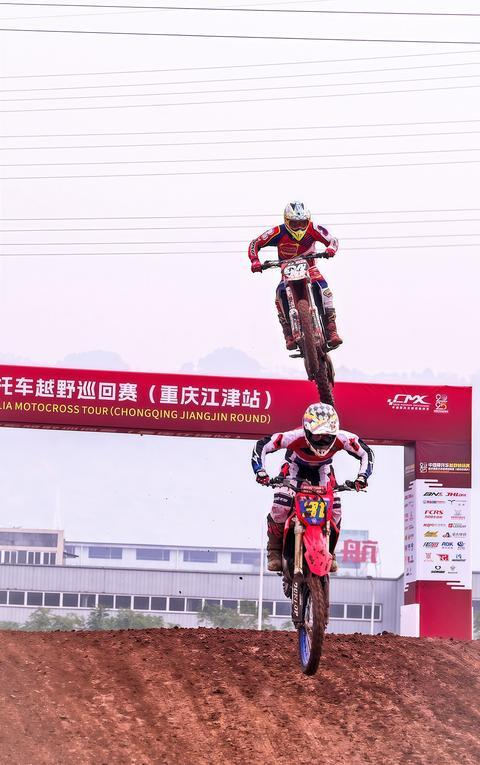 飞跃瞬间尽显选手飒爽英姿 记者 苏展 摄