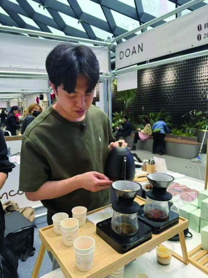 图为西单更新场“韩国咖啡节”现场咖啡师操作。