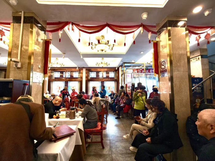 在假期来临前，峨嵋酒家等老字号的排队等位客流就已加大。受访者供图