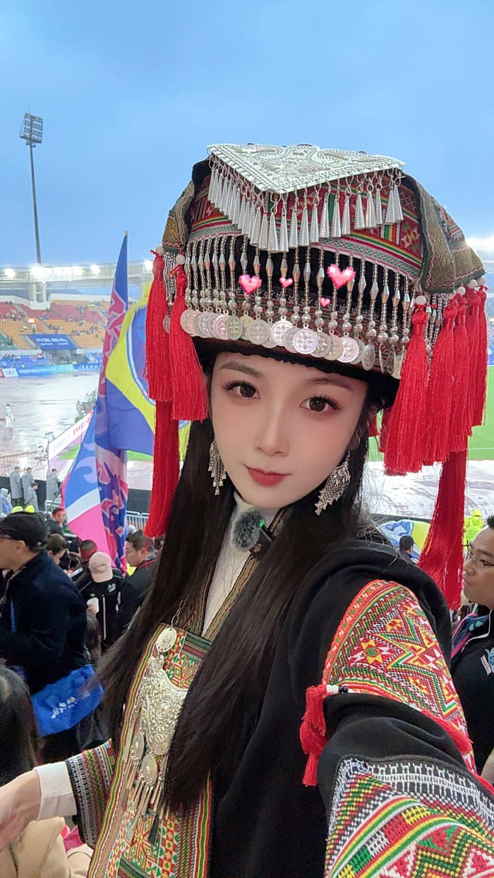 图为“湘超志玲”龙月瑶身穿永州民族服装参加“苏超”。