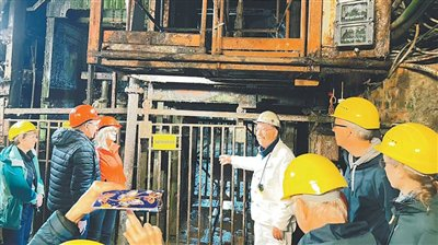 　　游客走进拉梅尔斯贝格矿山坑道，了解矿工生活。本报记者 刘 赫摄