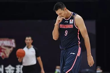 易建联在比赛中 图/视觉中国