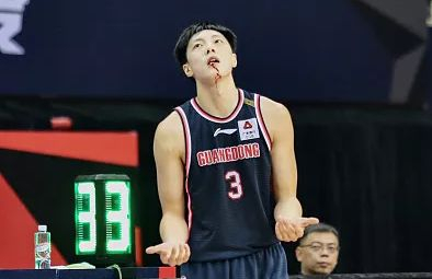 胡明轩在比赛中受伤 图/视觉中国