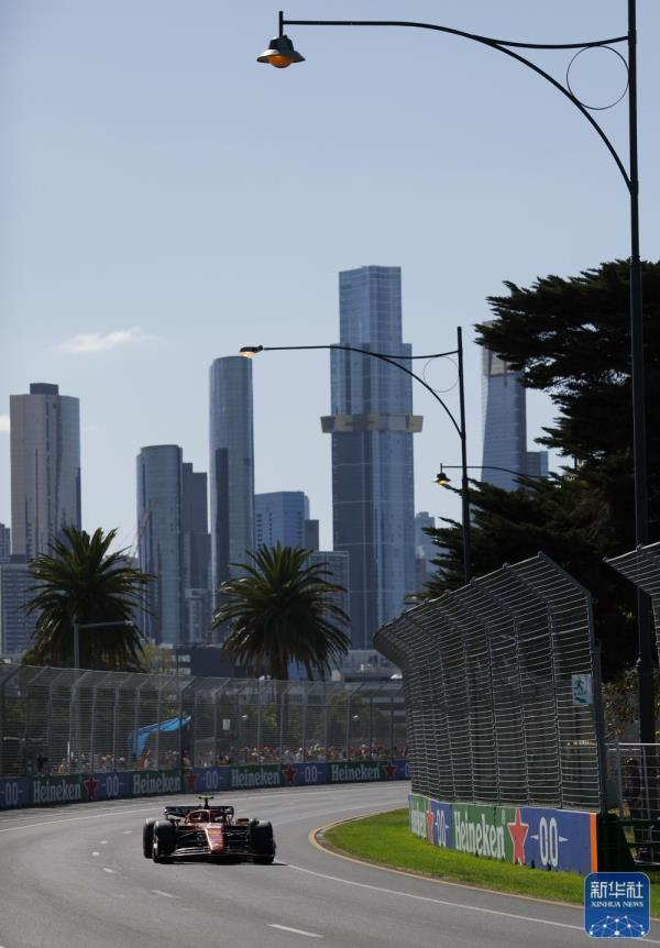 ↑法拉利车队西班牙车手塞恩斯在比赛中。新华社记者 马平 摄