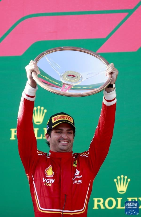 ↑法拉利车队西班牙车手塞恩斯在颁奖典礼上。新华社记者 马平 摄