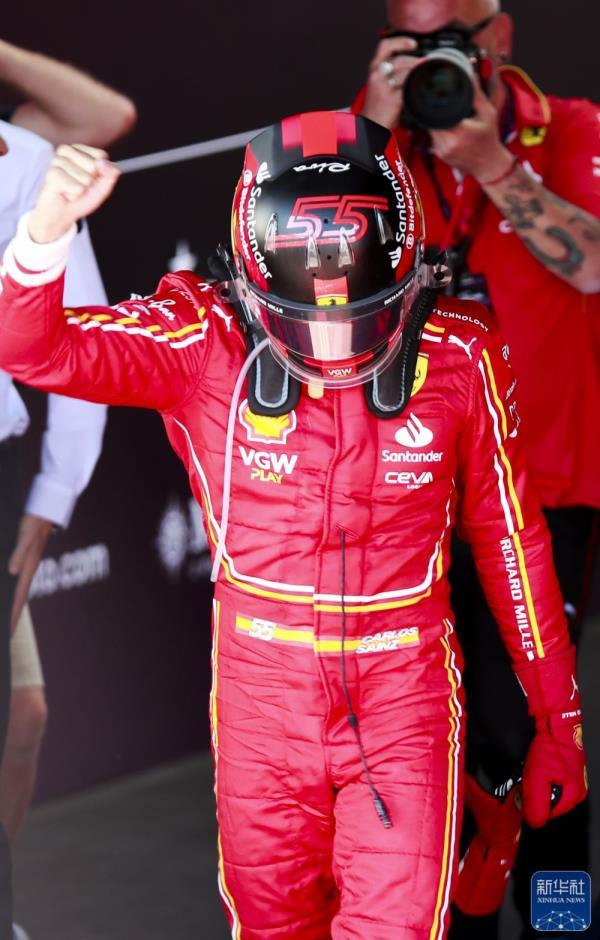 ↑法拉利车队西班牙车手塞恩斯赛后庆祝。新华社记者 马平 摄