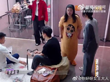 戚薇分享工作团队朋友圈作为礼物