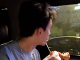 吴磊剧组外赶路拍摄撸狗健身享美食