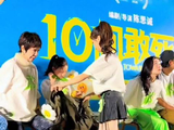 杨超越活动现场温柔守护小妹妹