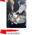 江语晨的现场即兴改编“咕咕嘎嘎”获得了观众和乐评人怎样的评价？