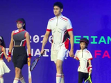 孙杨穿网球服走秀