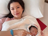 汪小菲亲自给儿子拍嗝，一脸老父亲的宠溺，小七宝头发浓密好可爱